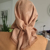 مینی اسکارف سه گوش نخی طرح کاج ابعاد 120 در 80 رنگ نسکافه ای مشکی طوسی سفید