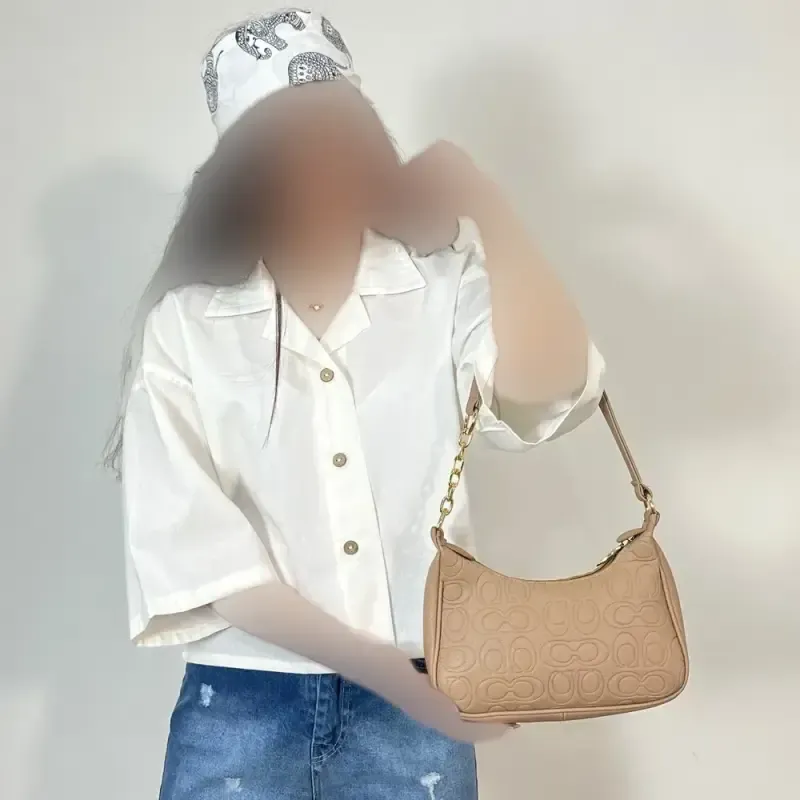 کیف دوشی زنانه طرح کوچ با بند زنجیری