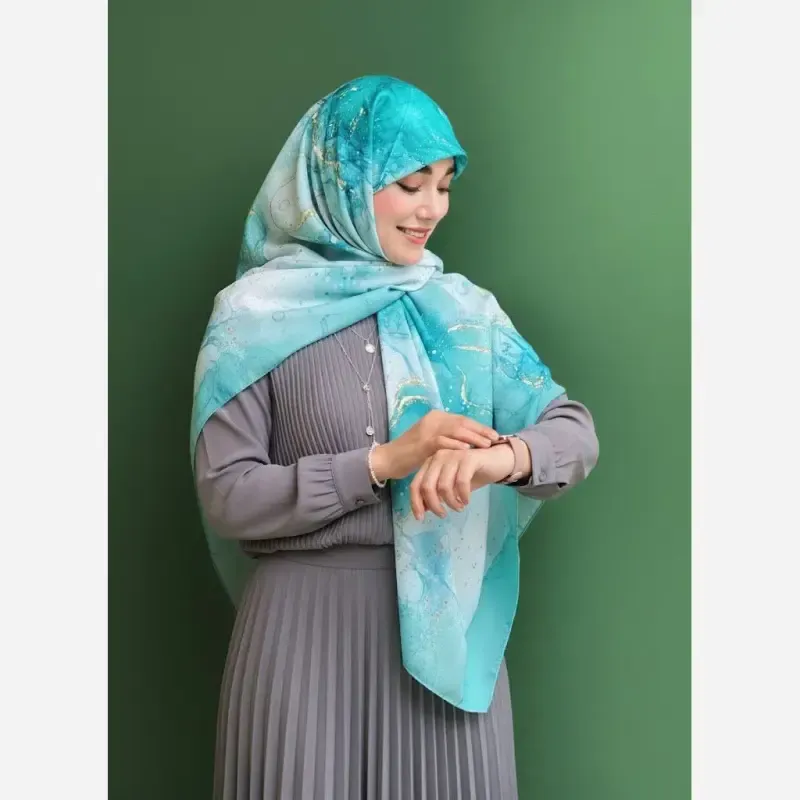 روسری نخی کاستوم طرح رزیتا قواره بزرگ سایز 140 فیروزه ای لیز نیست