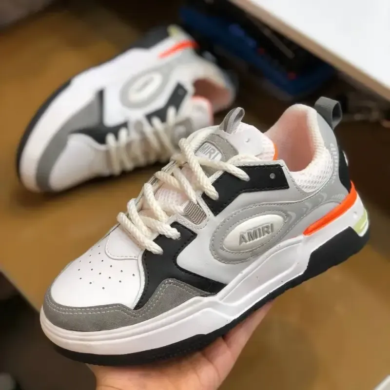 کفش کتونی مردانه مدل امیری رنگ سفید مشکی طوسی چرم صنعتی زیره PU