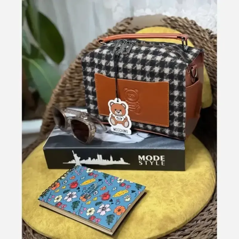 کیف زنانه Moschino جنس فوتر ابعاد 15 در 21 سانتیمتر
