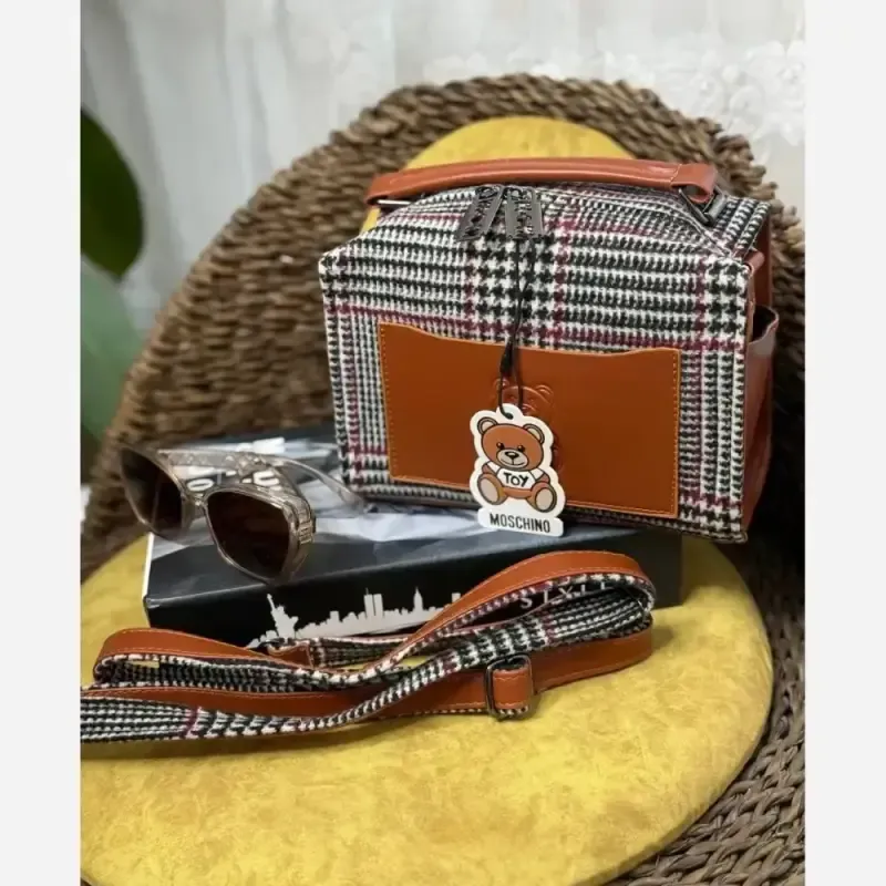 کیف زنانه Moschino جنس فوتر ابعاد 15 در 21 سانتیمتر