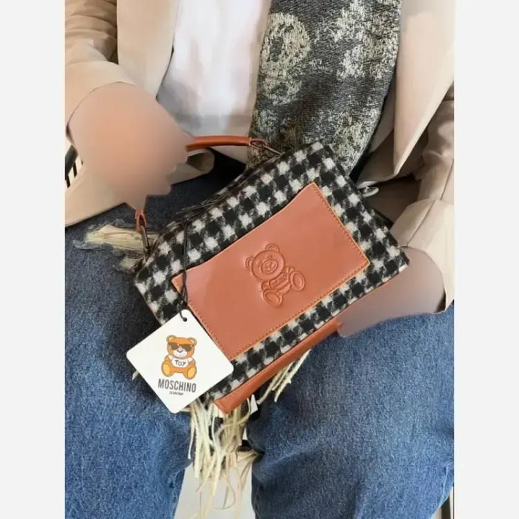 کیف زنانه Moschino جنس فوتر ابعاد 15 در 21 سانتیمتر