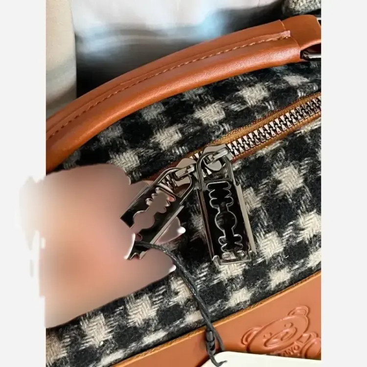 کیف زنانه Moschino جنس فوتر ابعاد 15 در 21 سانتیمتر