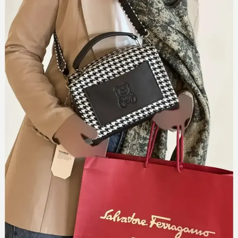 کیف زنانه Moschino جنس فوتر ابعاد 15 در 21 سانتیمتر