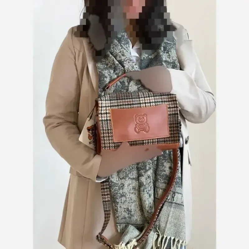 کیف زنانه Moschino جنس فوتر ابعاد 15 در 21 سانتیمتر