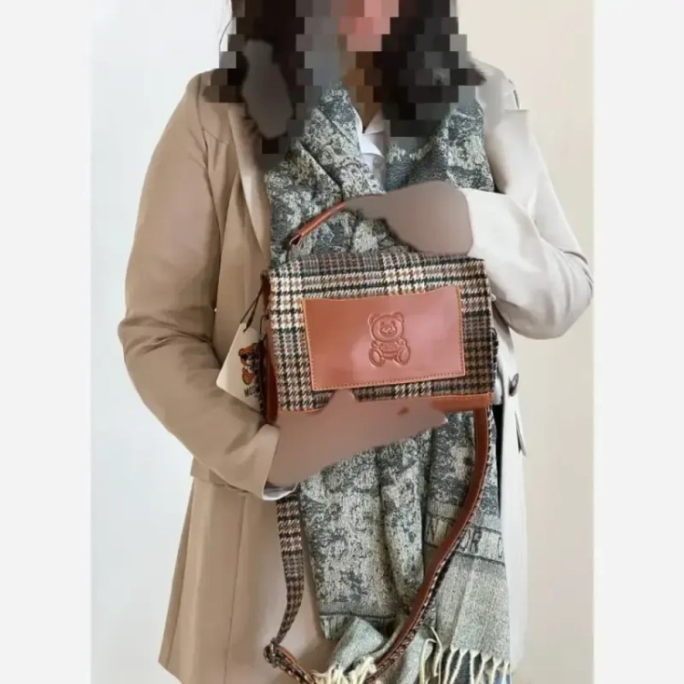 کیف زنانه Moschino جنس فوتر ابعاد 15 در 21 سانتیمتر