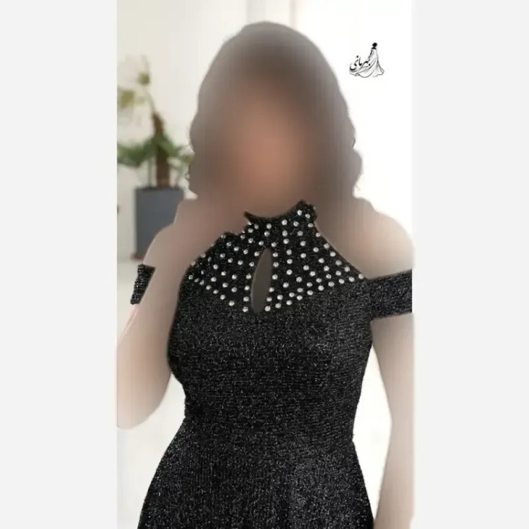 پیراهن مجلسی زنانه دانتل چمنی مشکی کاپدار نگین دار قد 155 سایز 38 تا 52 مدل روژین